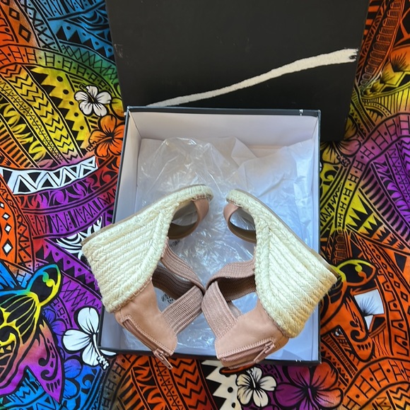 Shoes - Picture 3 of 4